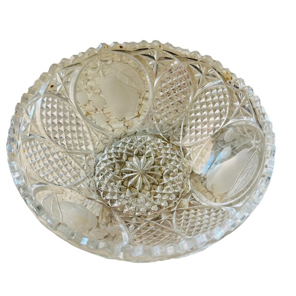 Beautiful vintage pressed glass bowl with sawtooth edge and beautiful patters - Picture 3 of 6